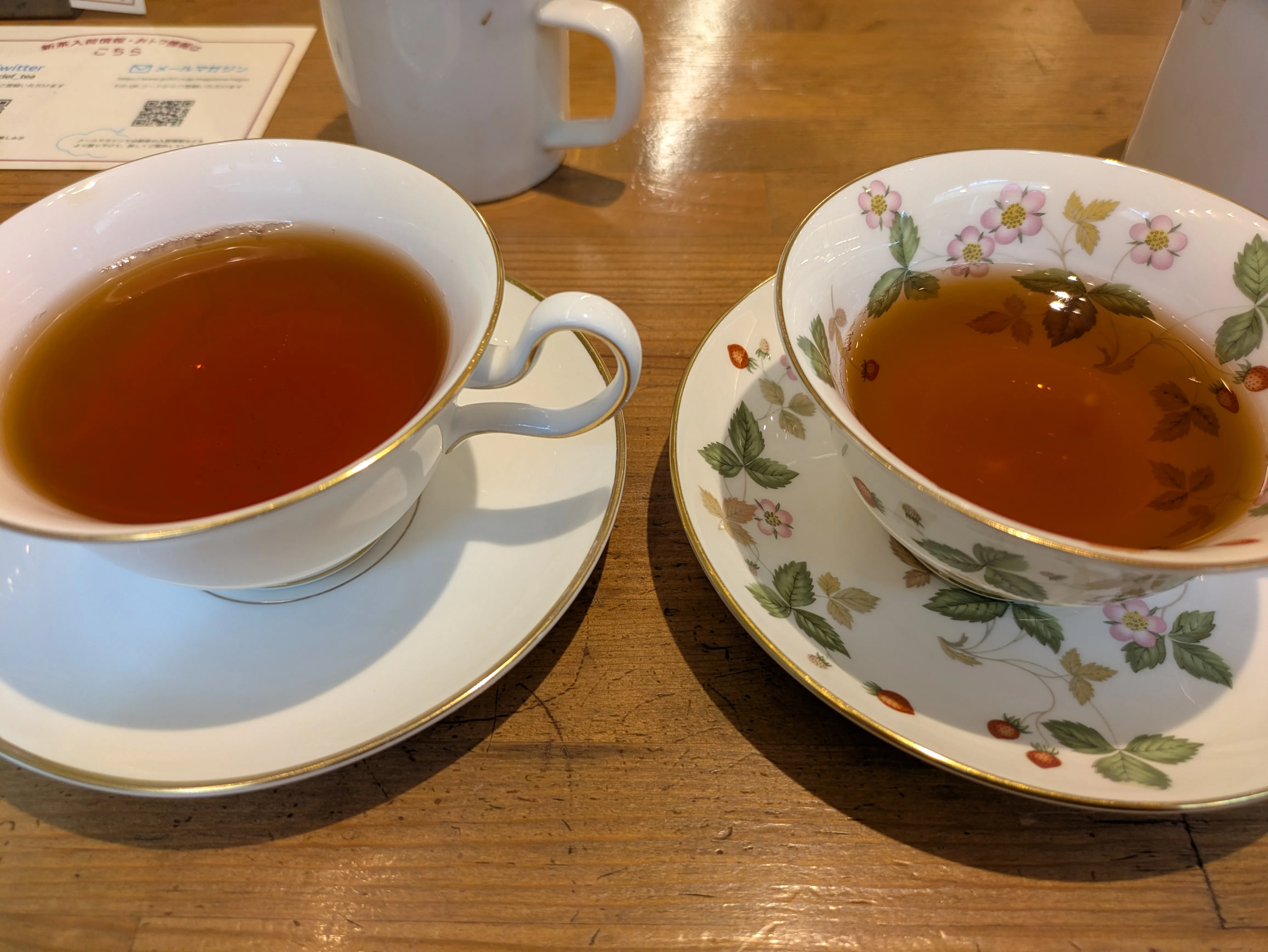 左がビタナカンダ農園のサバラガムワ、右がスノービュー茶園のダージリン セカンドフラッシュ